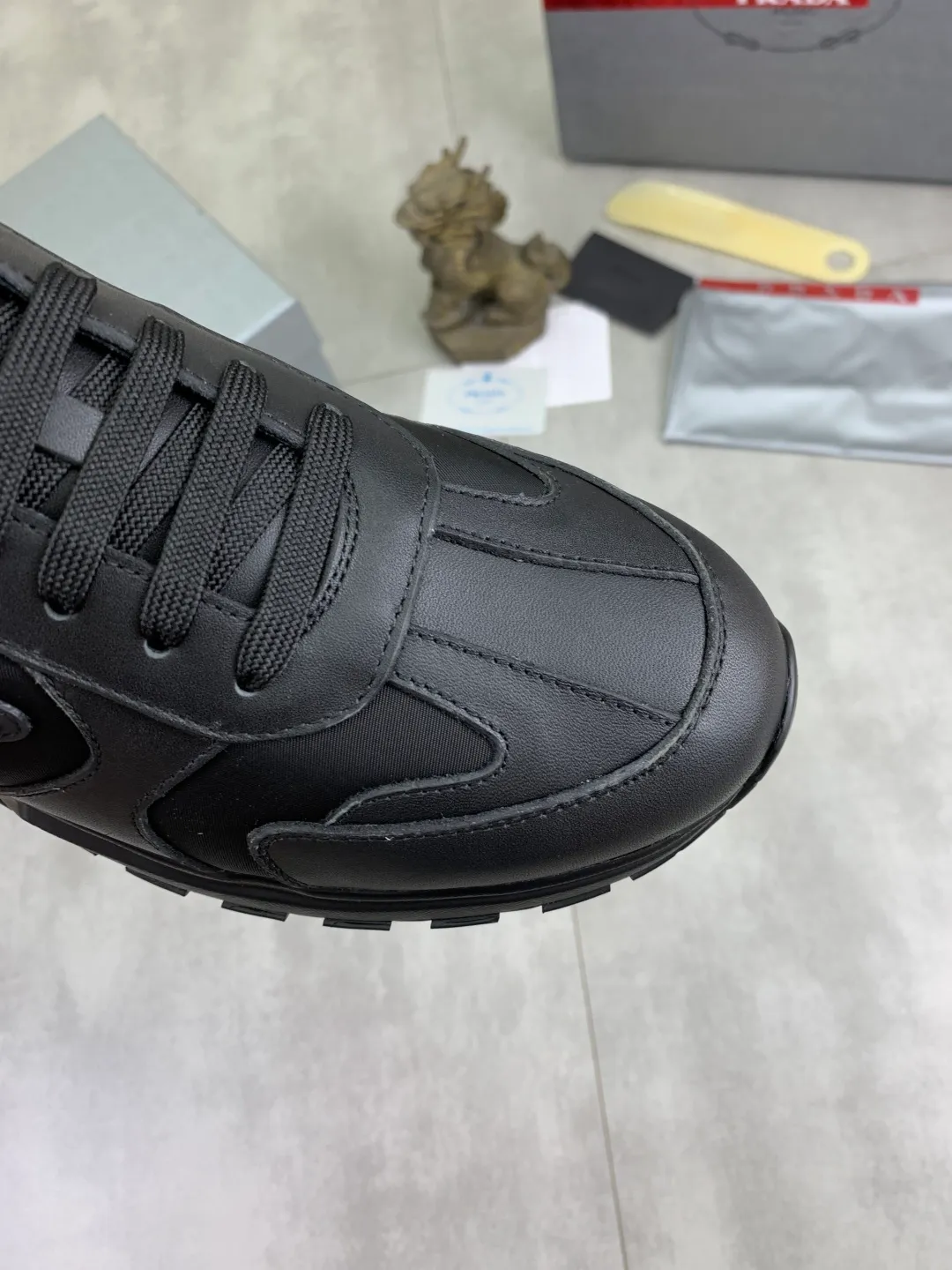 Men's men's shoes 💰P560 💰 [New style] popular models on the official website, 🆘 Trendy brand (Prada) mainly promotes popular models, avant-garde and versatile fashionable men's shoes private version mold opening, cowhide surface splicing 1:1.. Fashionable and simple, original imported cowhide lining cowhide feet; the atmosphere and personality are more fashionable, eye-catching and pursuing class. It will subvert the old idea and be a must-have for fashion trendsetters with you! Must keep it! Tall and comfortable, large and low, high-end quality workmanship. Size: 38-44 3️⃣colors available.
